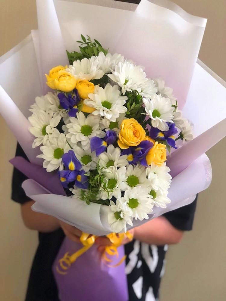 Букет цветов из: Ирисы, Хризантемы и Розы в Головино