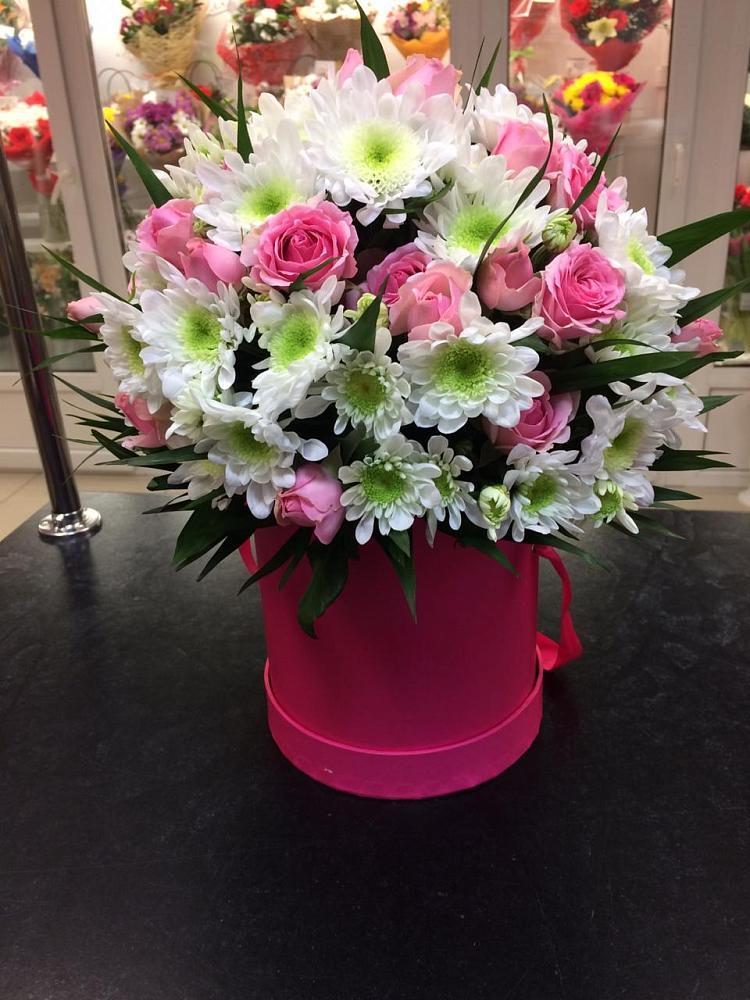 Цветочная композиция из Розы и Хризантемы в шляпной коробке в Головино