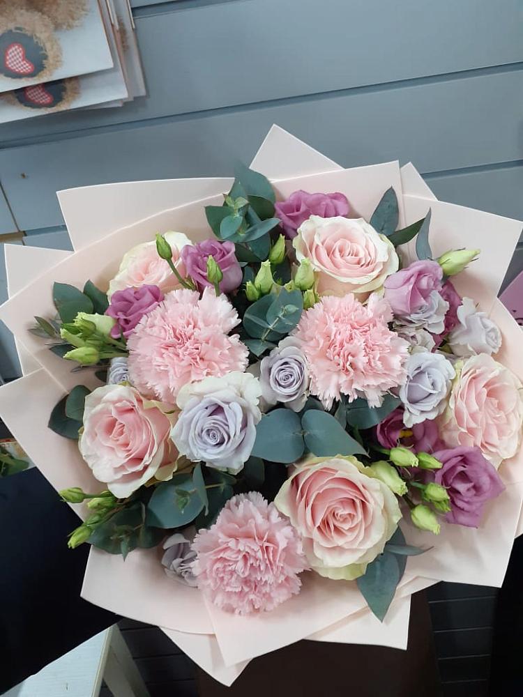 Букет цветов из: Розы, Гвоздики и Лизиантусы в Головино